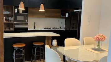 Refrigerador con freezer, microondas, horno, placa de cocina
