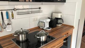 Ofen, Herdplatte, Wasserkocher mit Kaffee-/Teezubehör, Toaster