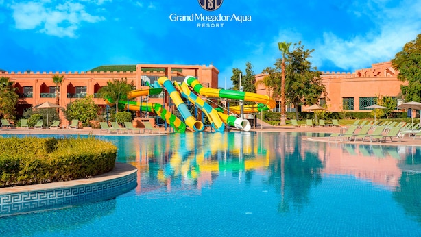 Una piscina cubierta, una piscina al aire libre