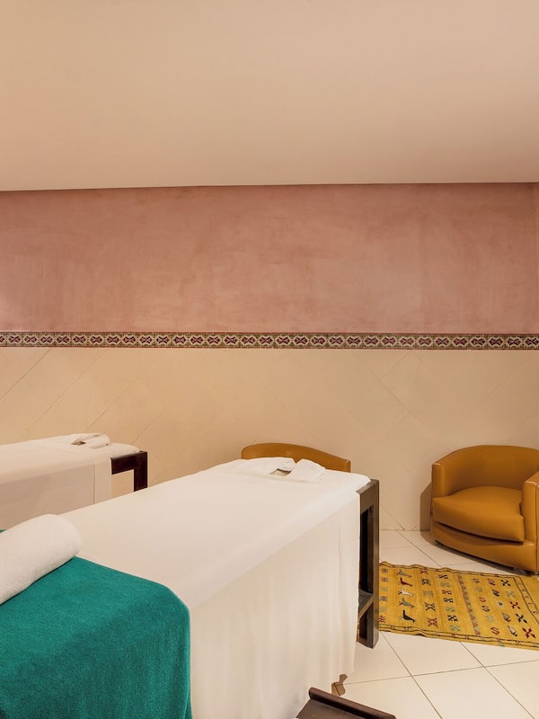 Sauna, steam room, Turkish bath/hammam, body treatments, body wraps