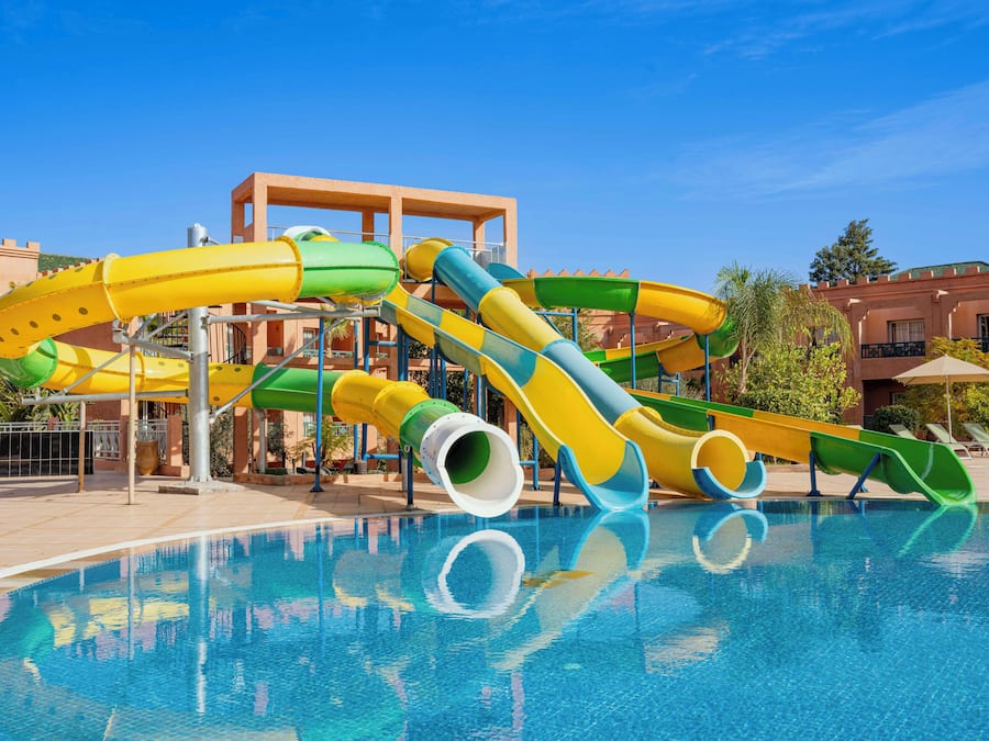 Una piscina techada, una piscina al aire libre