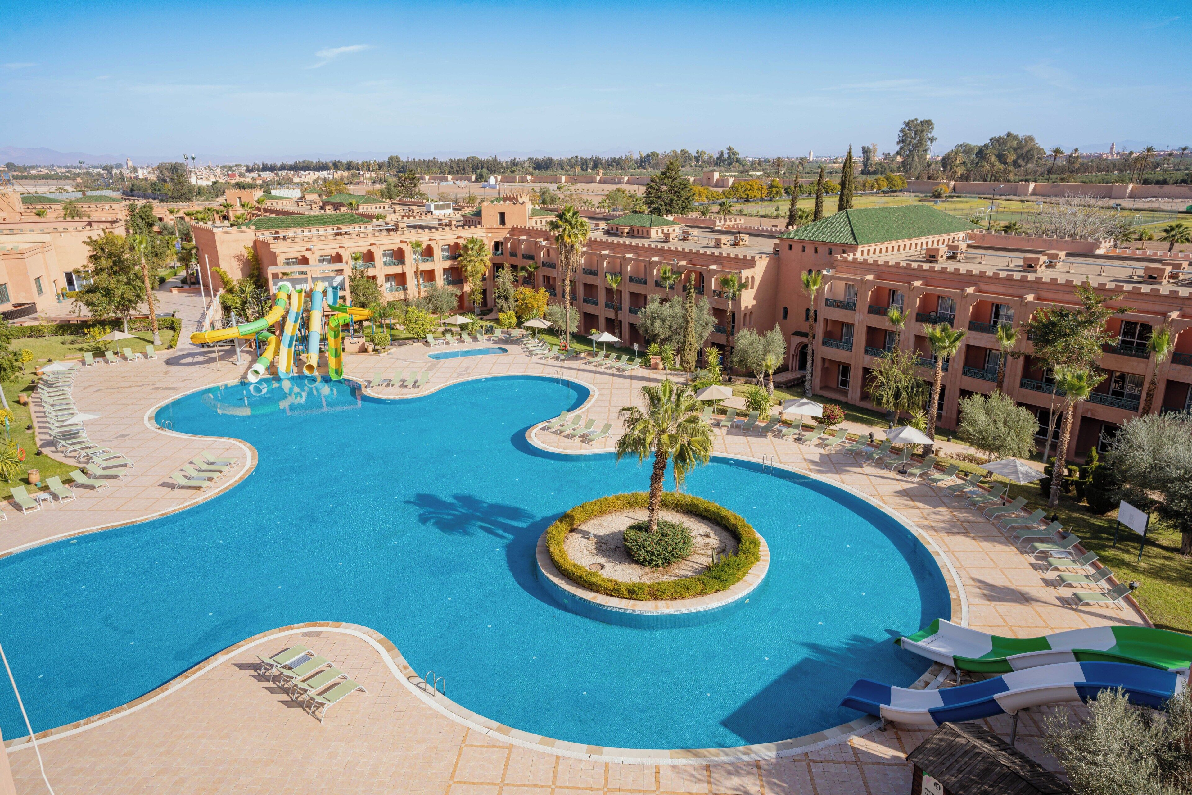 Una piscina cubierta, una piscina al aire libre