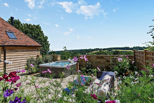 Dairy Barn by Bloom Stays - sleeps 2 guests in 1 bedroom