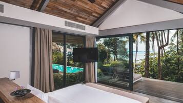 Egyptian cotton sheets, premium bedding, free minibar items