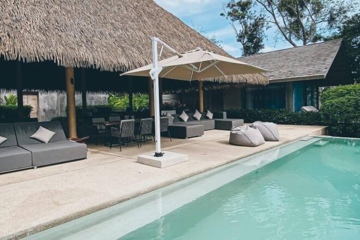 Pool | Utomhuspool, öppet 07.00 till 18.00, parasoller och solstolar