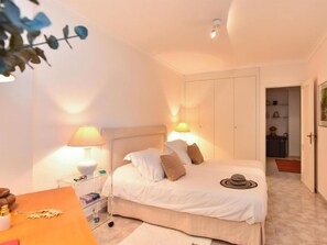 1 slaapkamer, een bureau, een strijkplank/strijkijzer, wifi