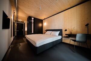 Escritorio, espacio para trabajar con laptop y cortinas blackout 