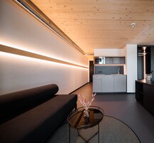 Escritorio, espacio para trabajar con laptop y cortinas blackout 