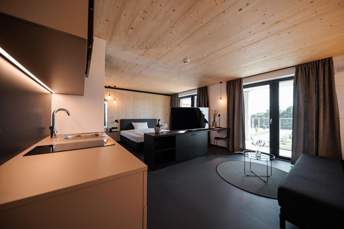 Design studio, balkon | Een bureau, een laptopwerkplek, verduisterende gordijnen, gratis wifi