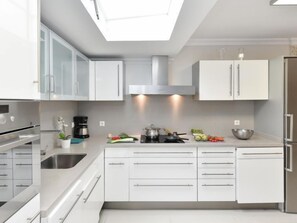 Kühlschrank, Mikrowelle, Ofen, Geschirrspüler