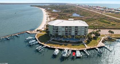 Waterfront beach getaway with boat slip, fishing, pools, hot tubs & more! 3BR2BA