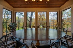 Dining - 65Acres HotTub, Sauna, Cold Plunge, Fishing + Golf (Robertson County)