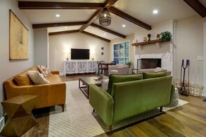 TV, fireplace, video games, offices - 65Acres HotTub, Sauna, Cold Plunge, Fishing + Golf (Robertson County)