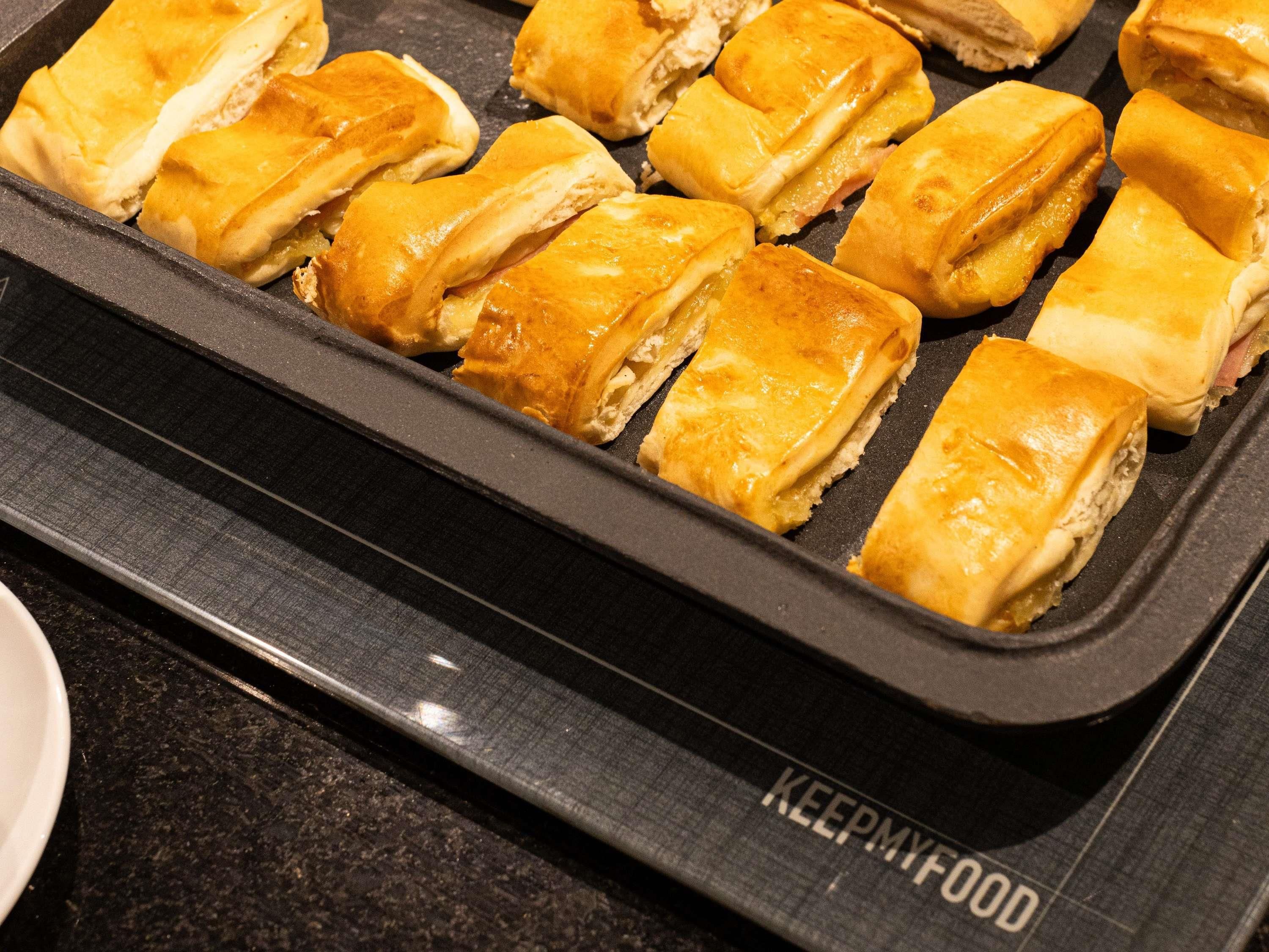 Una bandeja de pasteles sobre una l ámina para hornear negra.