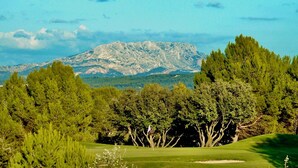 A golf course with a mountain in the background. - Ibis Styles Cabriès Aix-En-Provence Tgv  (Cabries)