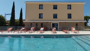 Seasonal outdoor pool - Ibis Styles Cabriès Aix-En-Provence Tgv  (Cabries)