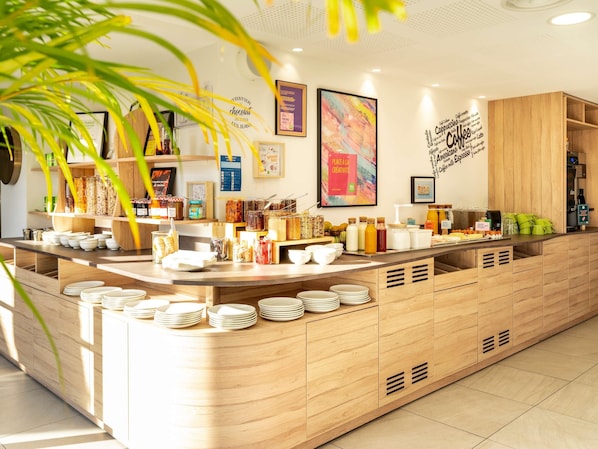 Café da manhã com buffet grátis todos os dias