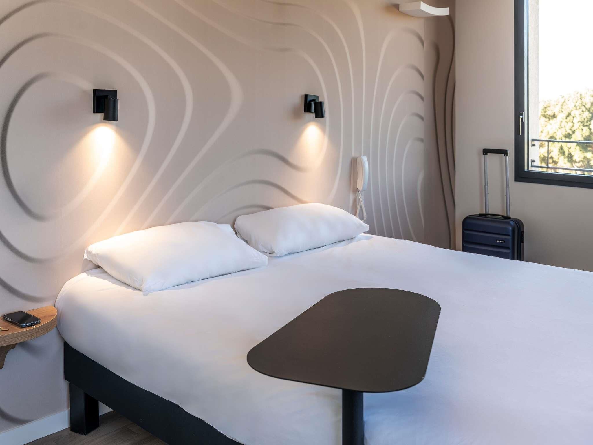Chambre Double Confort | Literie de qualité supérieure, surmatelas, décoration personnalisée