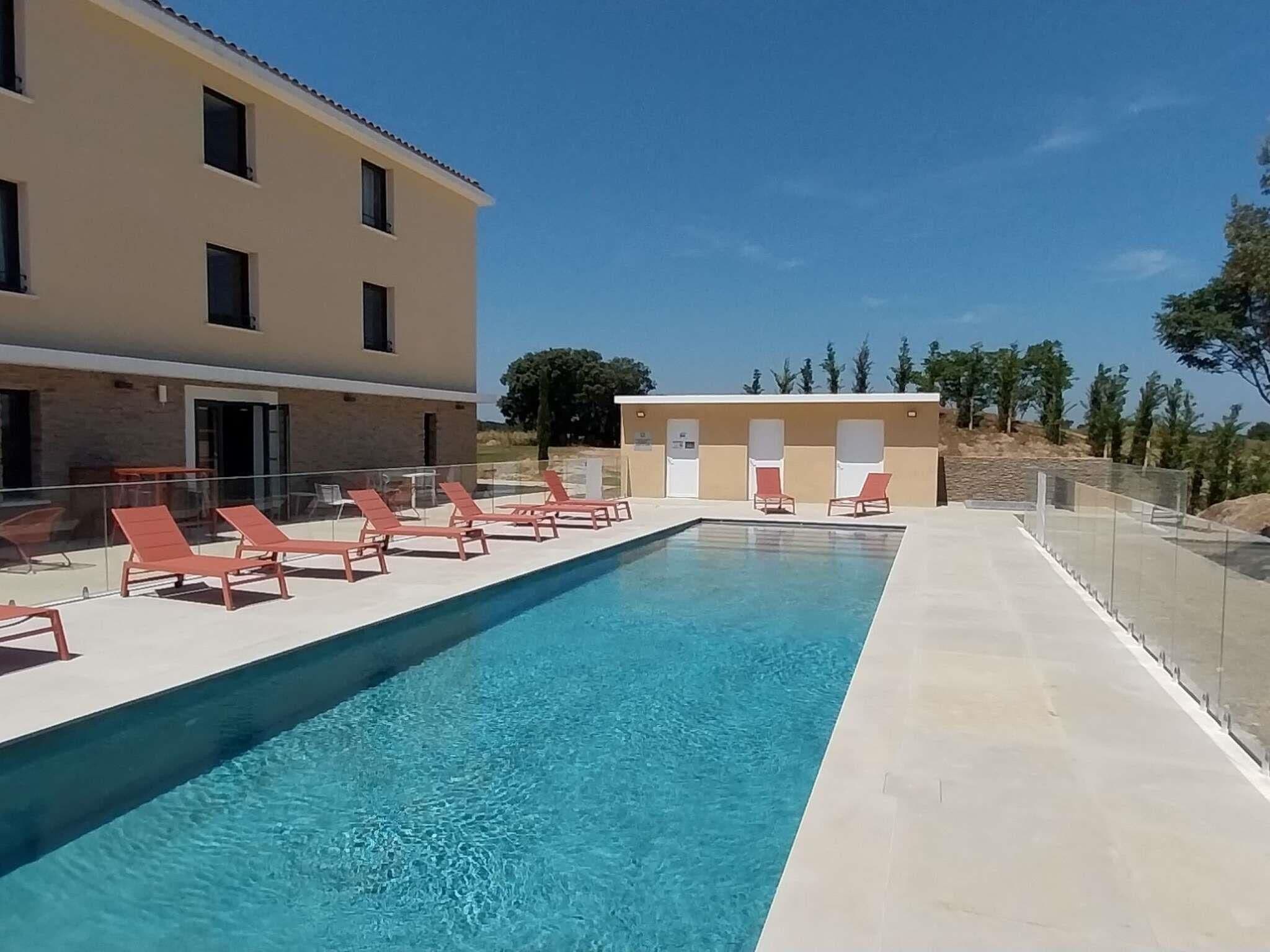 Una piscina al aire libre de temporada