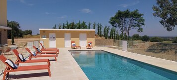 Una piscina al aire libre de temporada