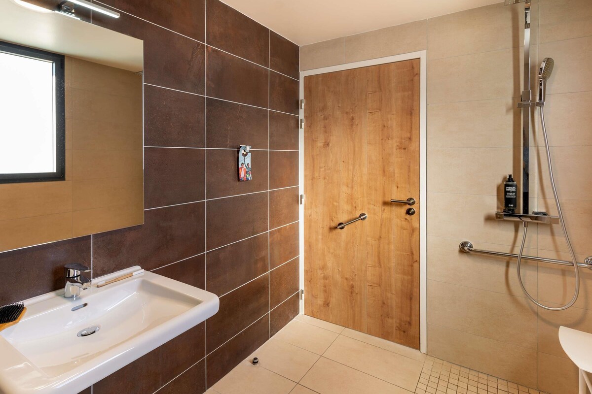 Standard Double Room, 1 Double Bed, Mobility Accessible | Premium bedding, pillowtop beds, desk, laptop workspace