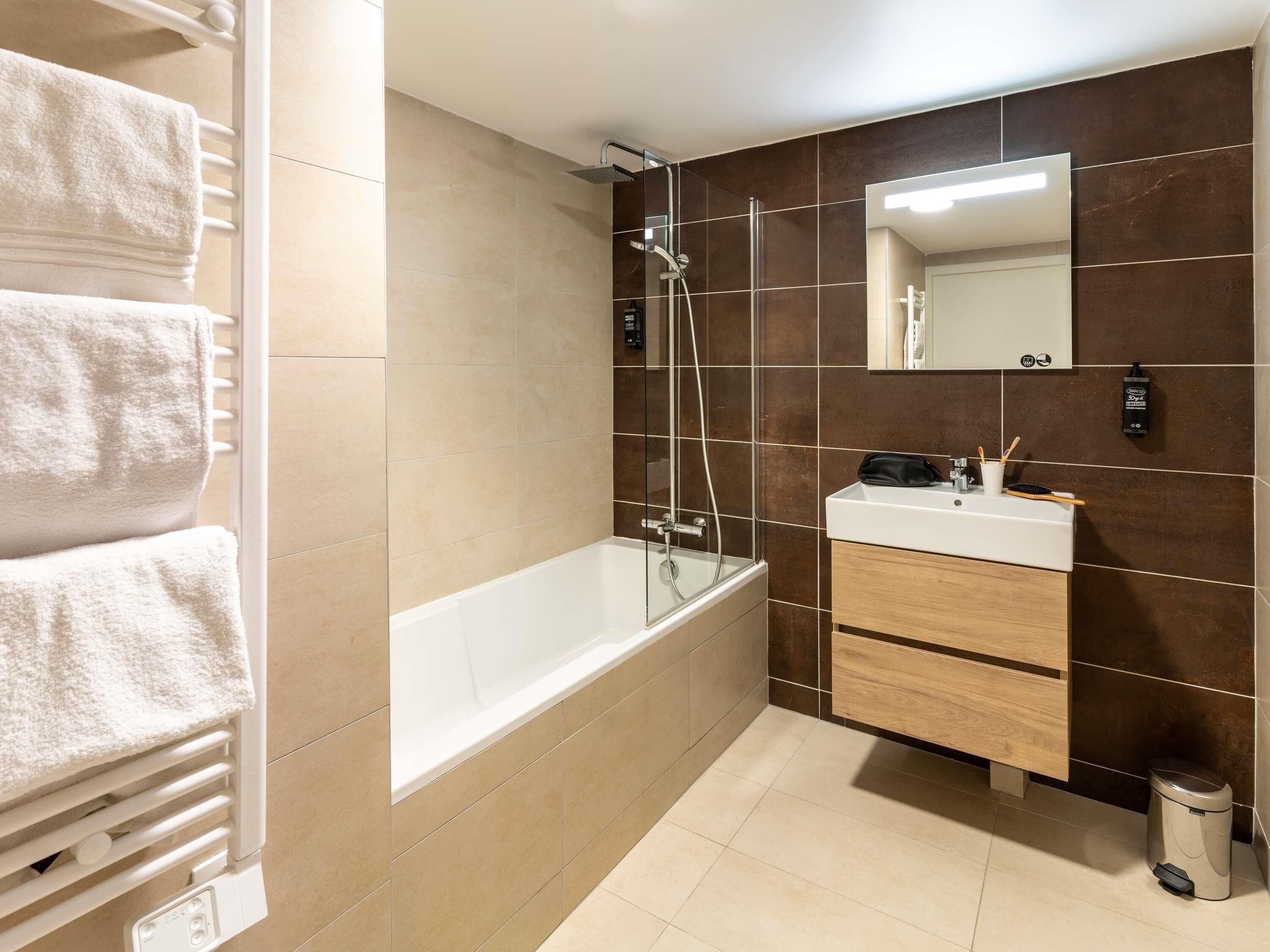 Dusj, dusjhode med hydromassaje, hårføner og håndklær