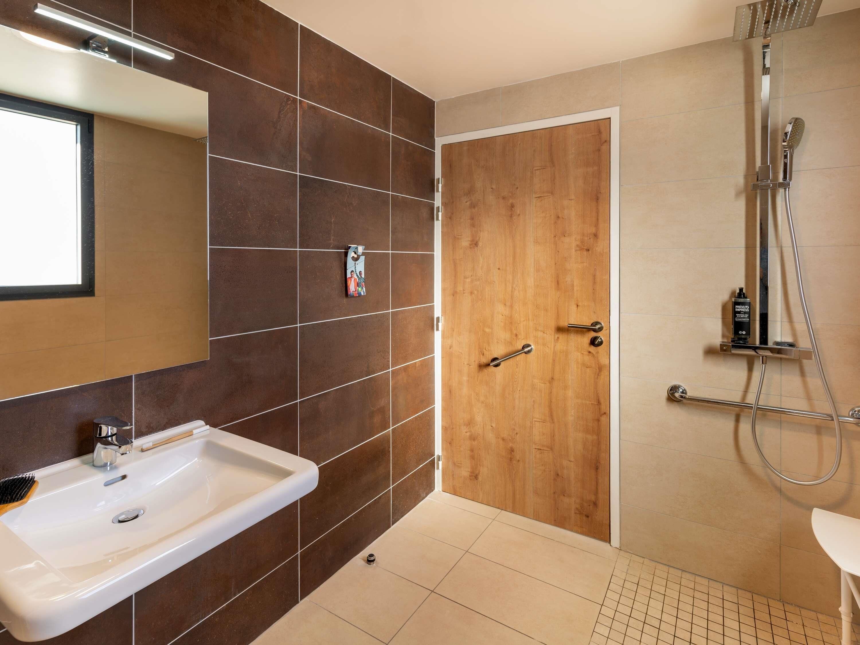 Doppia Standard, 1 letto matrimoniale, accesso in sedia a rotelle | Bagno | Doccia, doccia idromassaggio, asciugacapelli, asciugamani