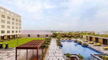 Una piscina al aire libre