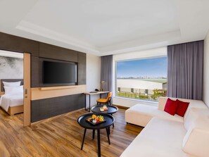 Minibar, caixa forta a l'habitació, mobiliari individual i escriptori 