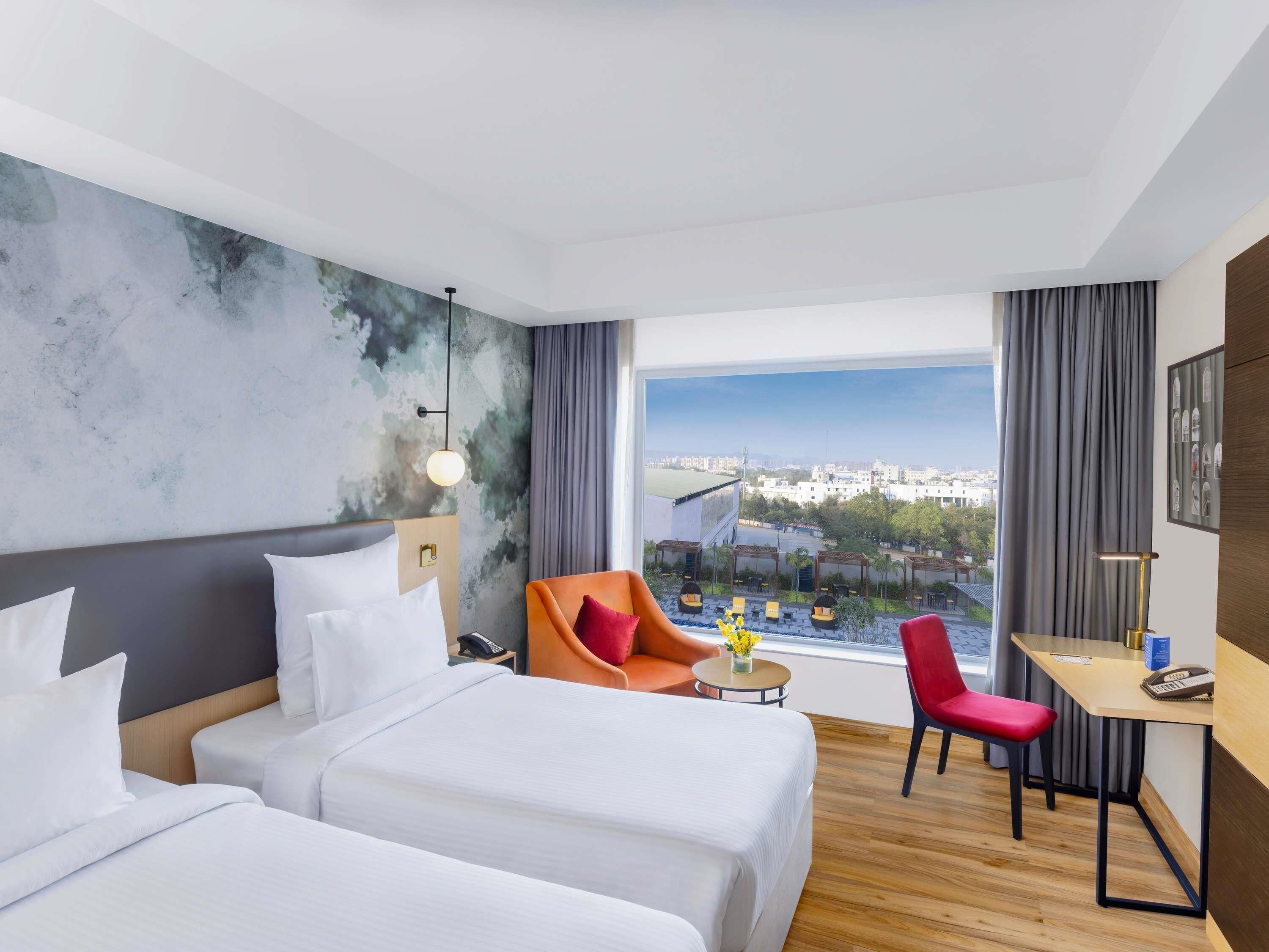 Minibar, safe på rommet, individuelt innredet og skrivebord