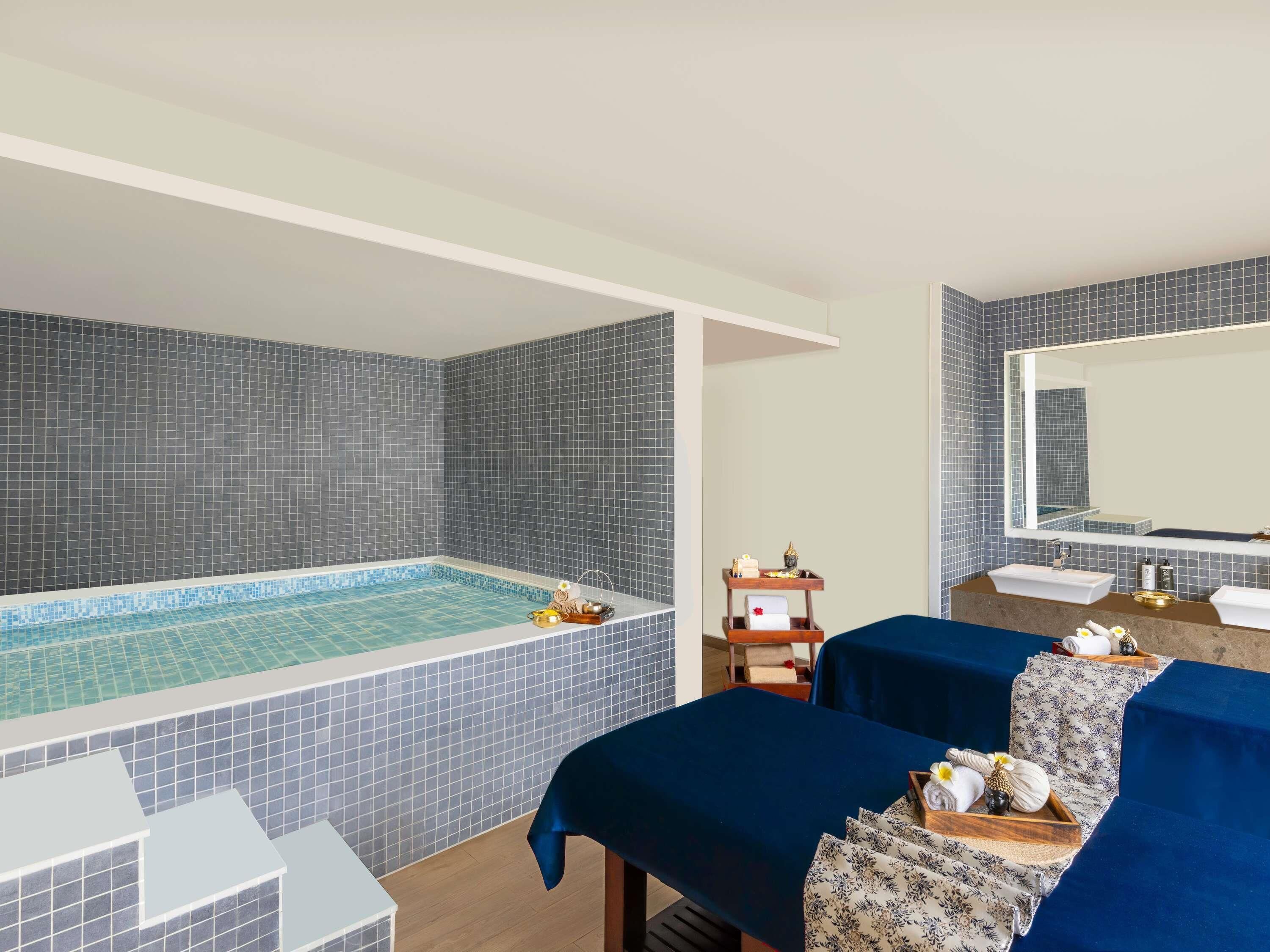 Salas de tratamiento para parejas, sauna y tina de hidromasaje 