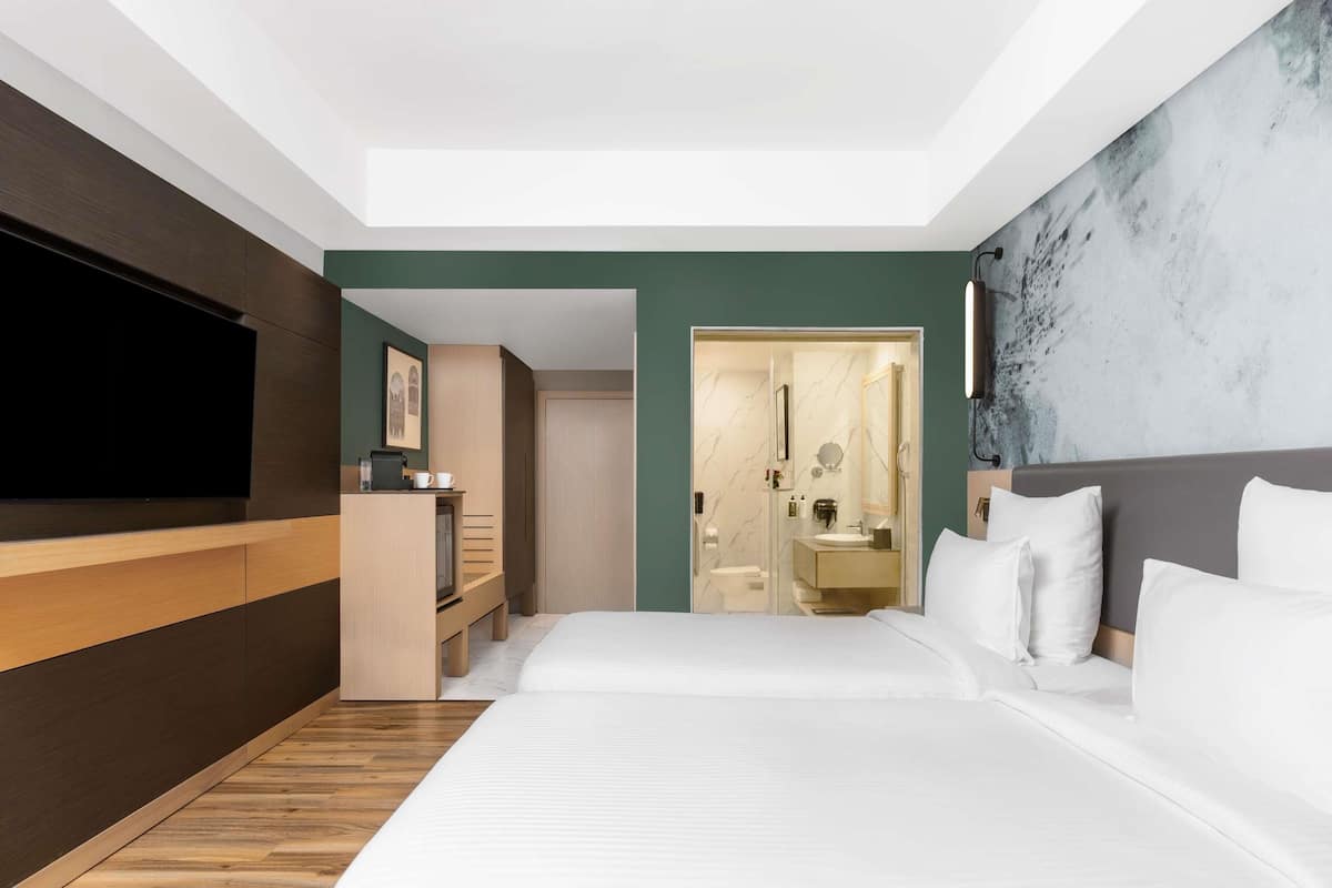 Minibar, caja de seguridad en la habitación y muebles diferentes