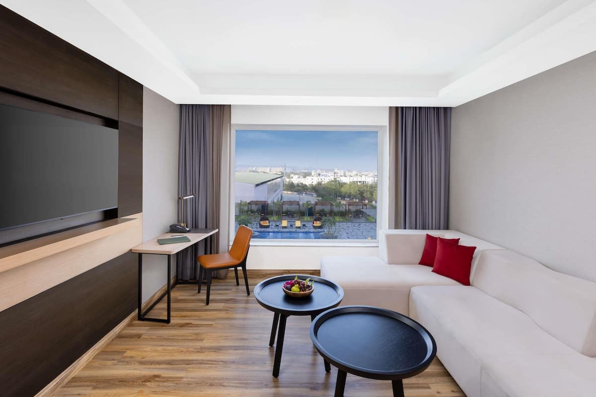 Executive suite, 1 kingsize bed, niet-roken (Pool Side) | Een minibar, een kluis op de kamer, een bureau, een laptopwerkplek