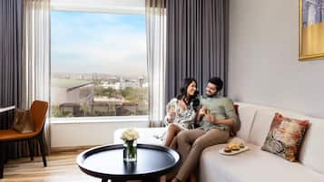 Suíte executiva, 1 cama King, para não fumantes (Pool Side) | Frigobar, cofres nos quartos, individualmente mobiliados, escrivaninha