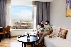 Executive-Suite, 1 King-Bett, Nichtraucher (Pool Side) | Minibar, Zimmersafe, individuell eingerichtet, Schreibtisch