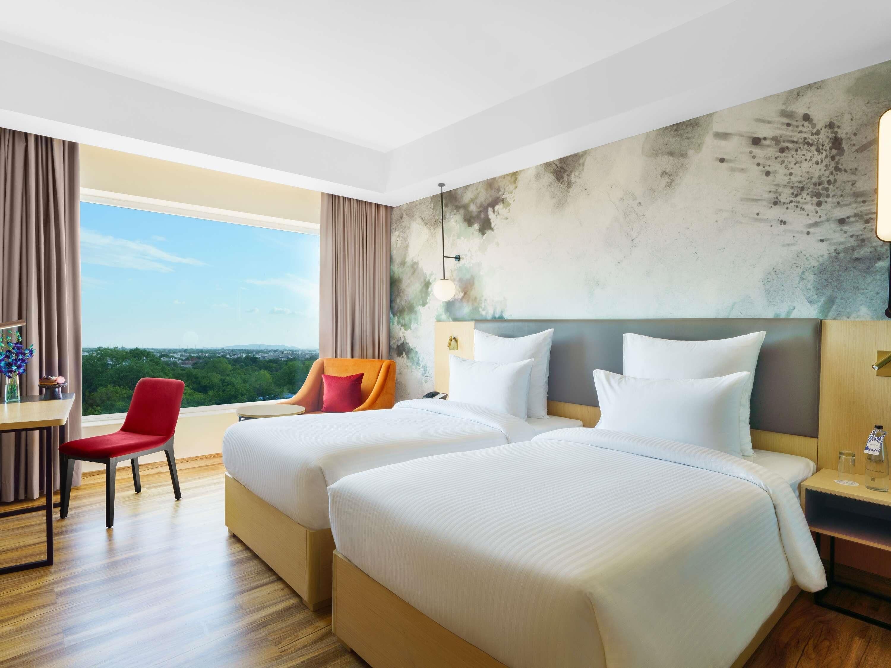 Míníbar, öryggishólf í herbergi, sérvalin húsgögn, skrifborð