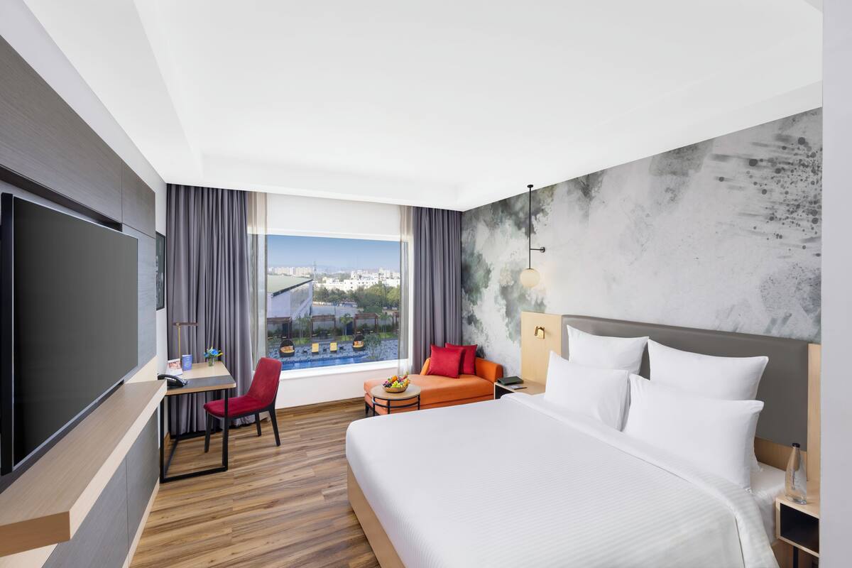 Executive Room, 1 King Bed, Non Smoking, Poolside