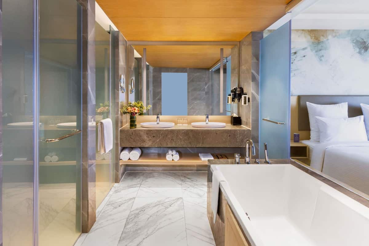 Frigobar, cofres nos quartos, individualmente mobiliados, escrivaninha