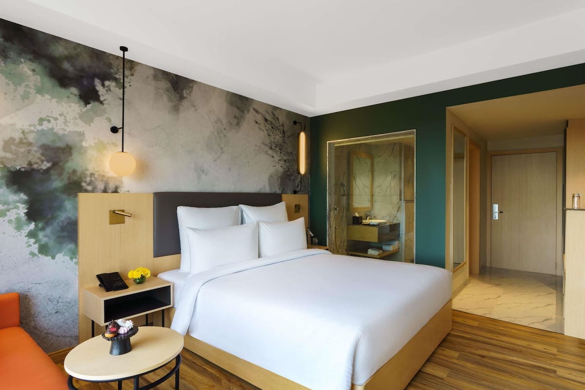 Minibar, Zimmersafe, individuell eingerichtet, Schreibtisch