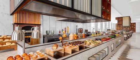 Se sirven desayunos, comidas y cenas con mesas al aire libre