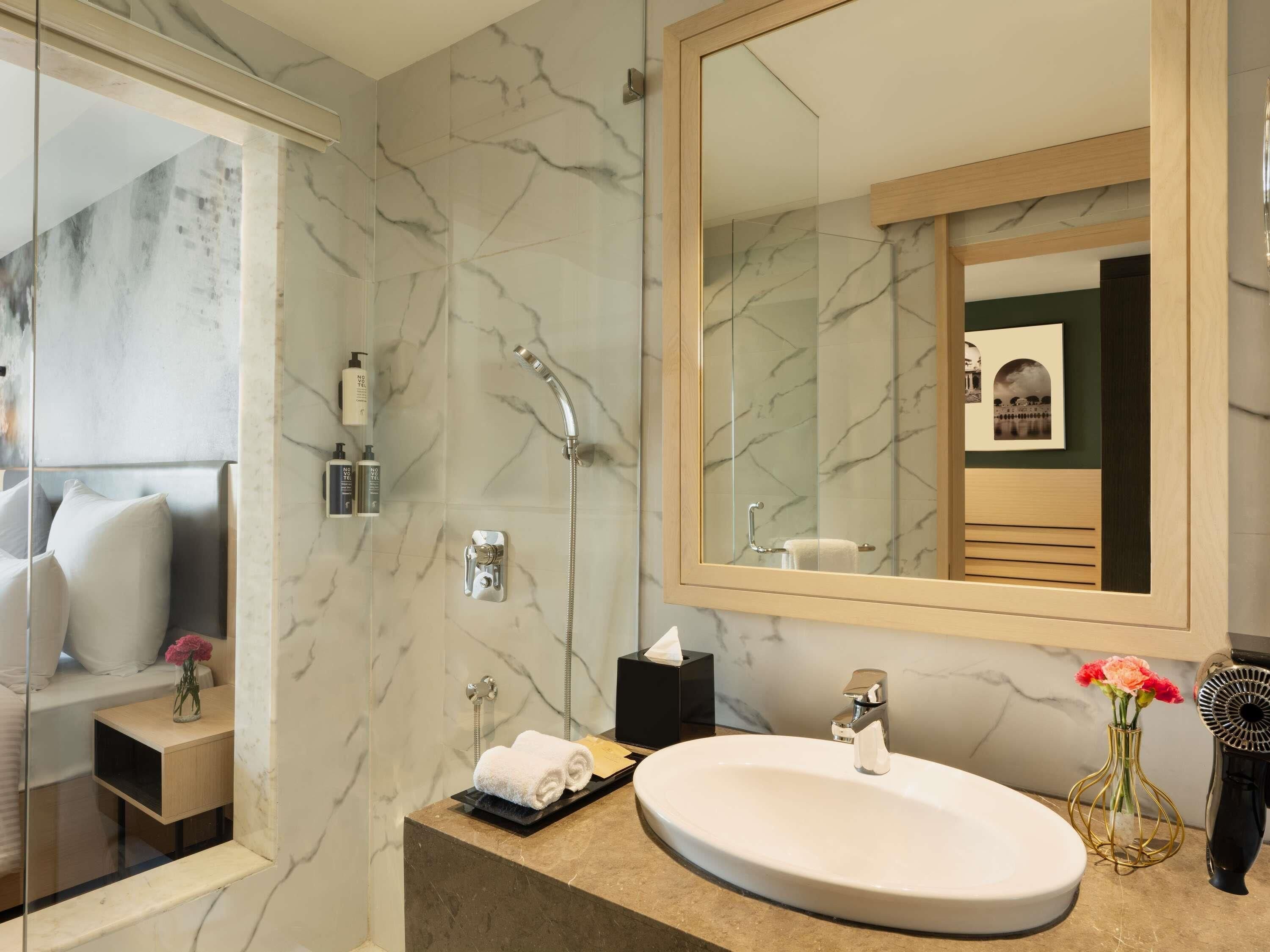 Minibar, caja de seguridad en la habitación y muebles diferentes 