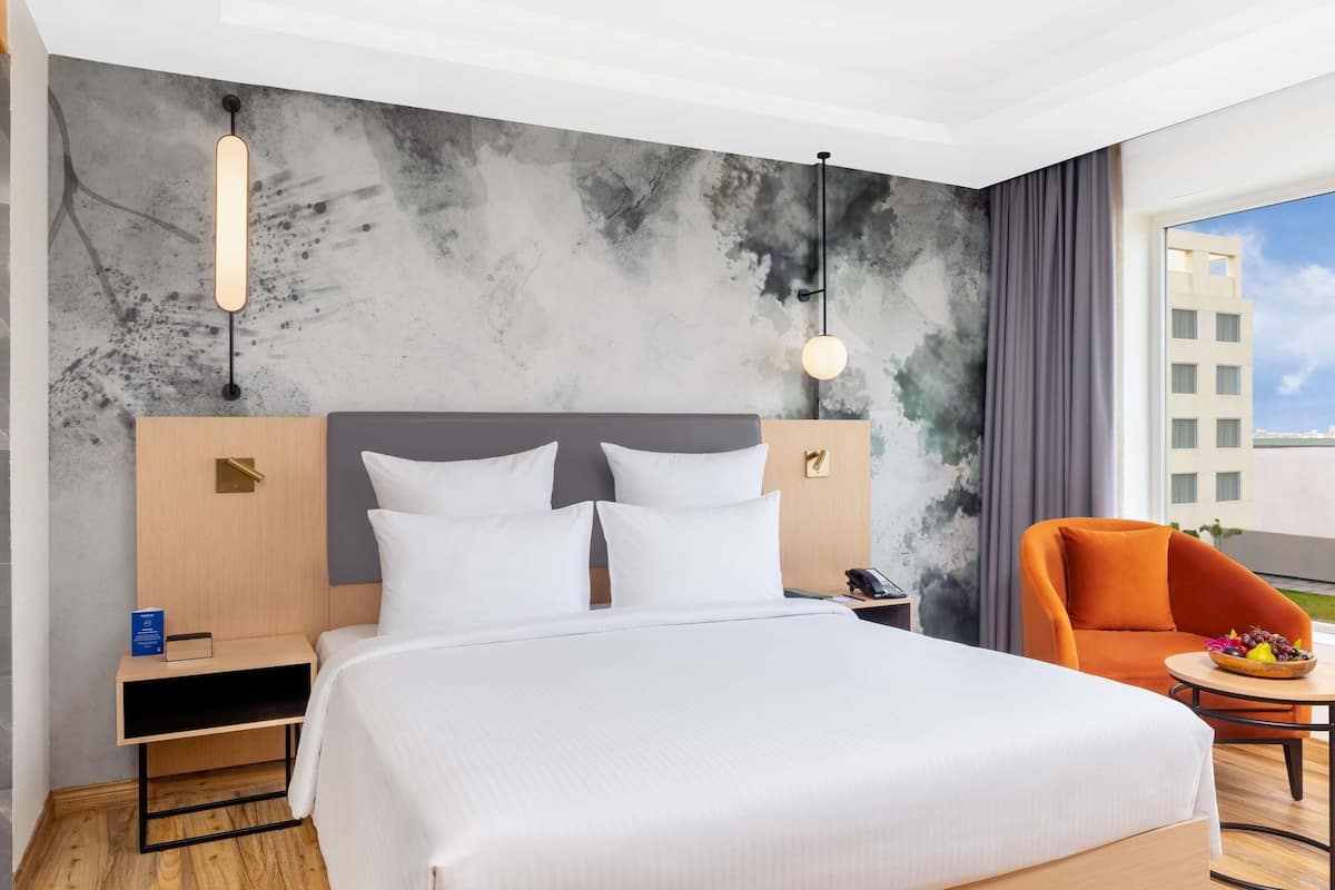 Minibar, brankas, dan dilengkapi dengan perabotan berbeda-beda