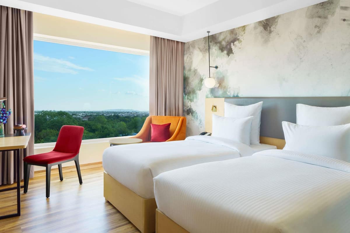 Minibar, Zimmersafe, individuell eingerichtet, Schreibtisch