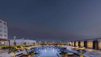 Una piscina al aire libre