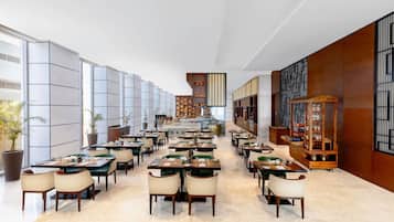 Serviço de café da manhã, almoço, jantar; restaurante ao ar livre