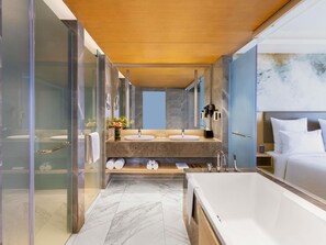 Bathtub besar, perlengkapan mandi gratis,  dan pengering rambut