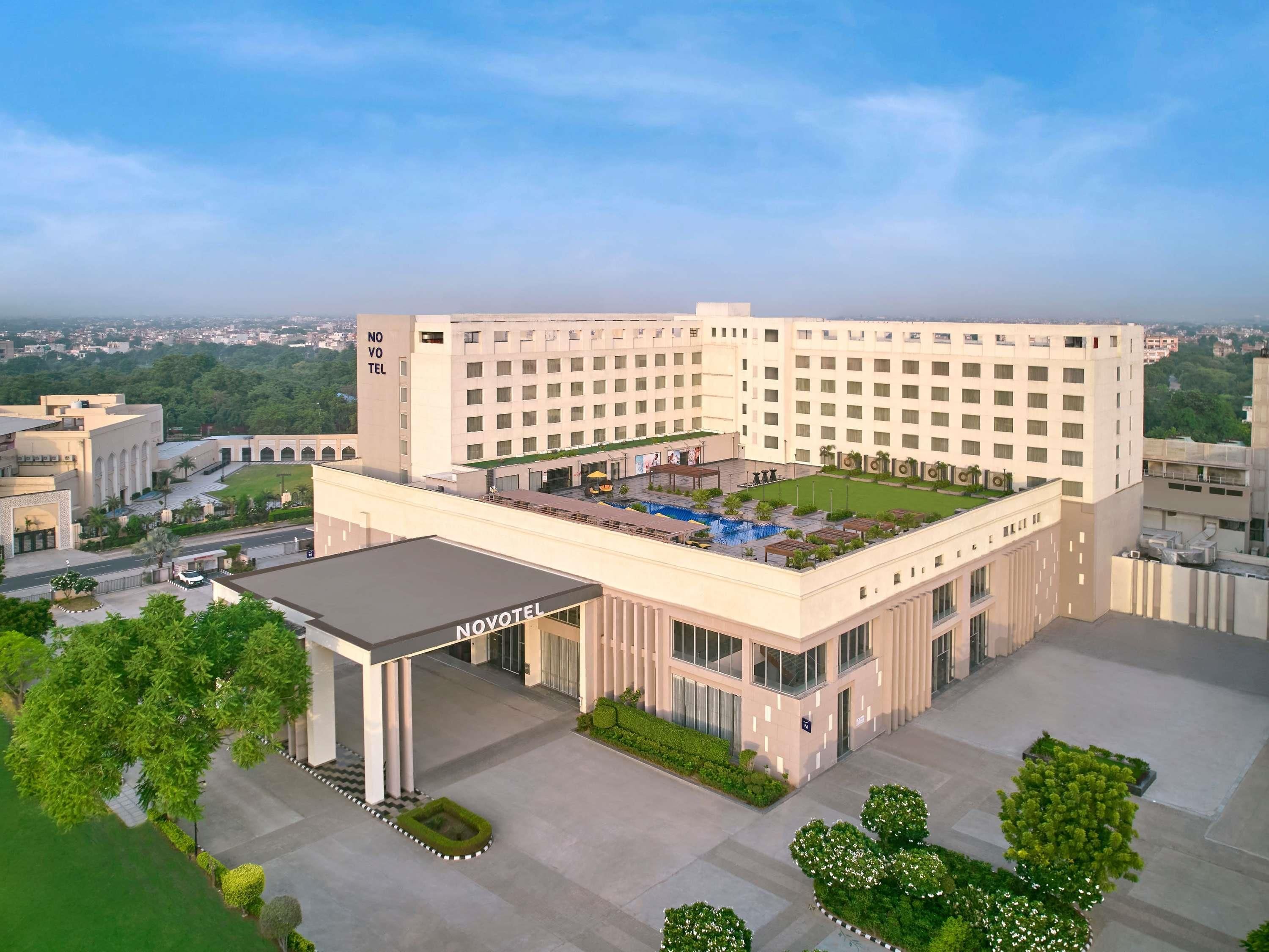 Un grand hôtel doté d’une cour intérieure, de plusieurs étages et d’une entrée imposante.