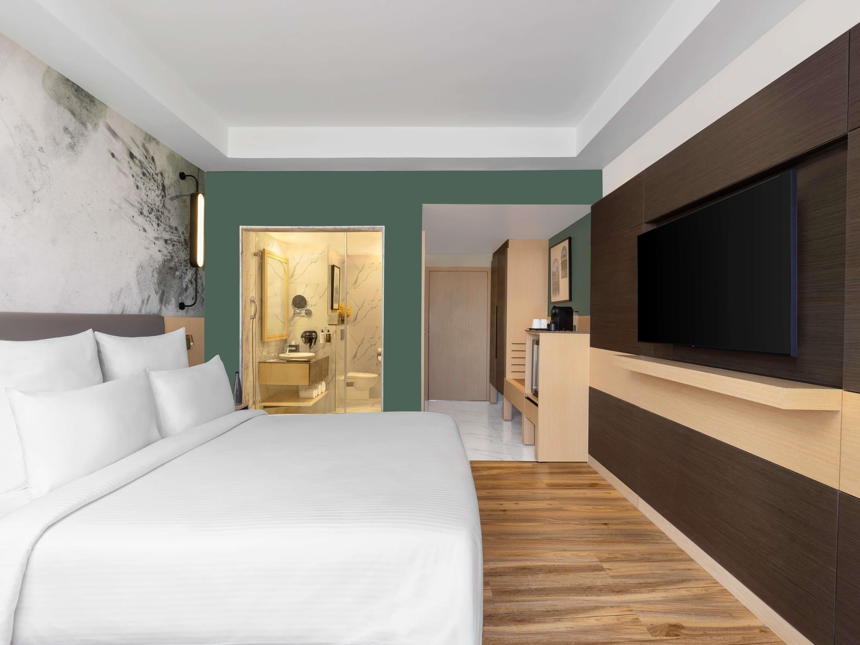 Een minibar, een kluis op de kamer, individueel gemeubileerd, een bureau