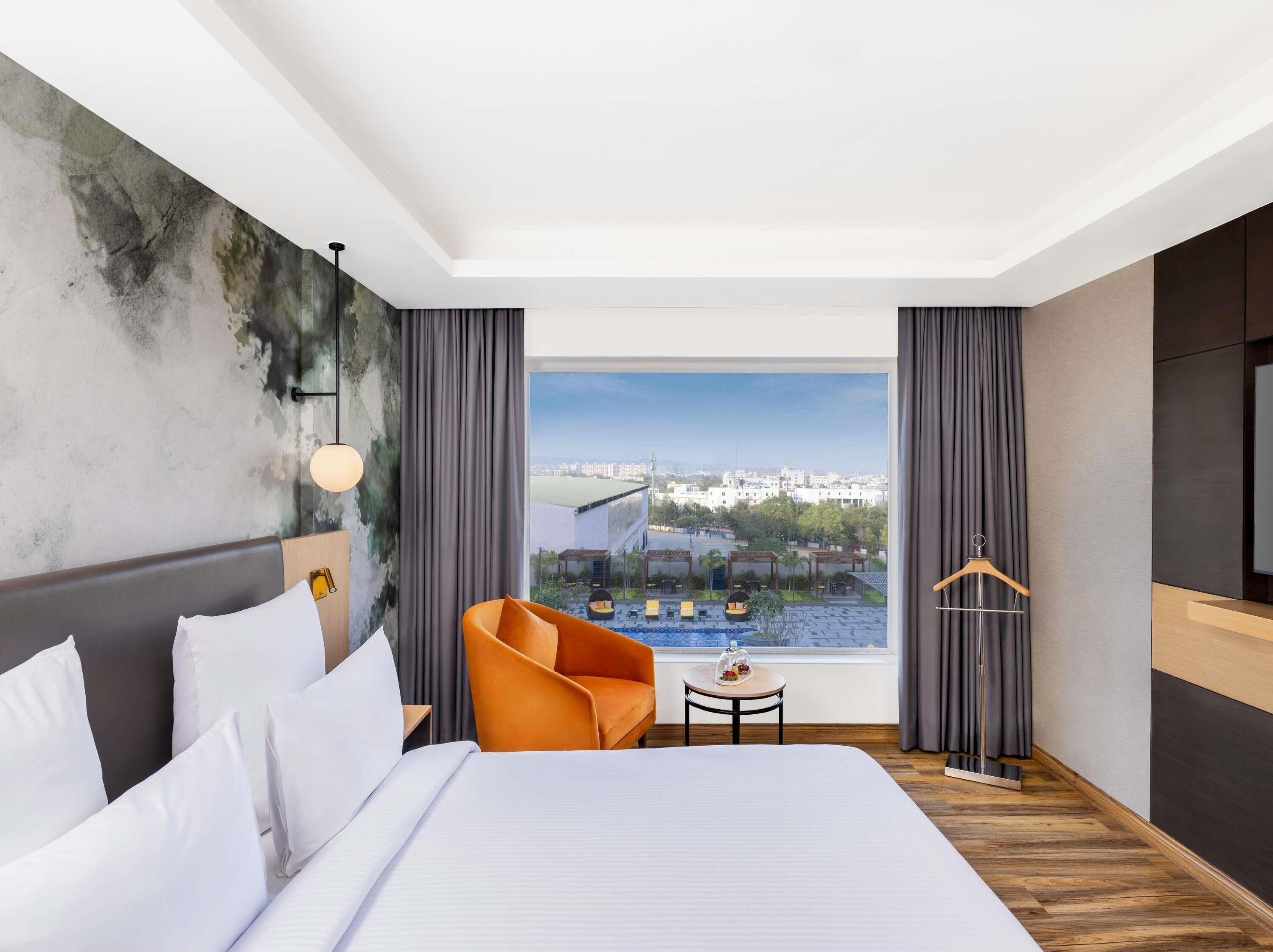 Executive suite, 1 kingsize bed, niet-roken (Pool Side) | Een minibar, een kluis op de kamer, individueel gemeubileerd, een bureau