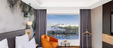 Minibar, Zimmersafe, individuell eingerichtet, Schreibtisch